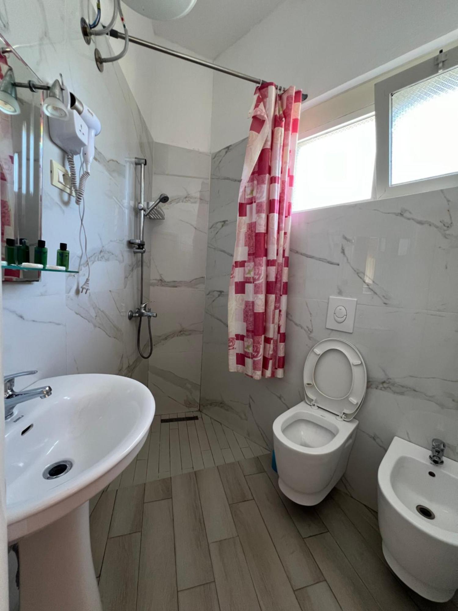 Vila 3 Rooms ドゥラス エクステリア 写真